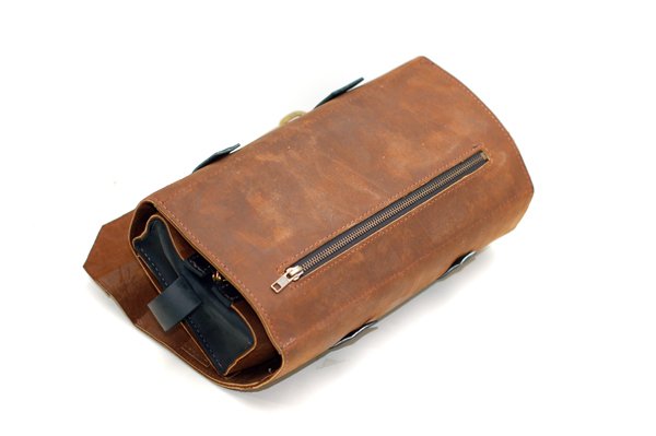 Men’s Leather Shaving and Toiletries Roll Case | Divina Denuevo